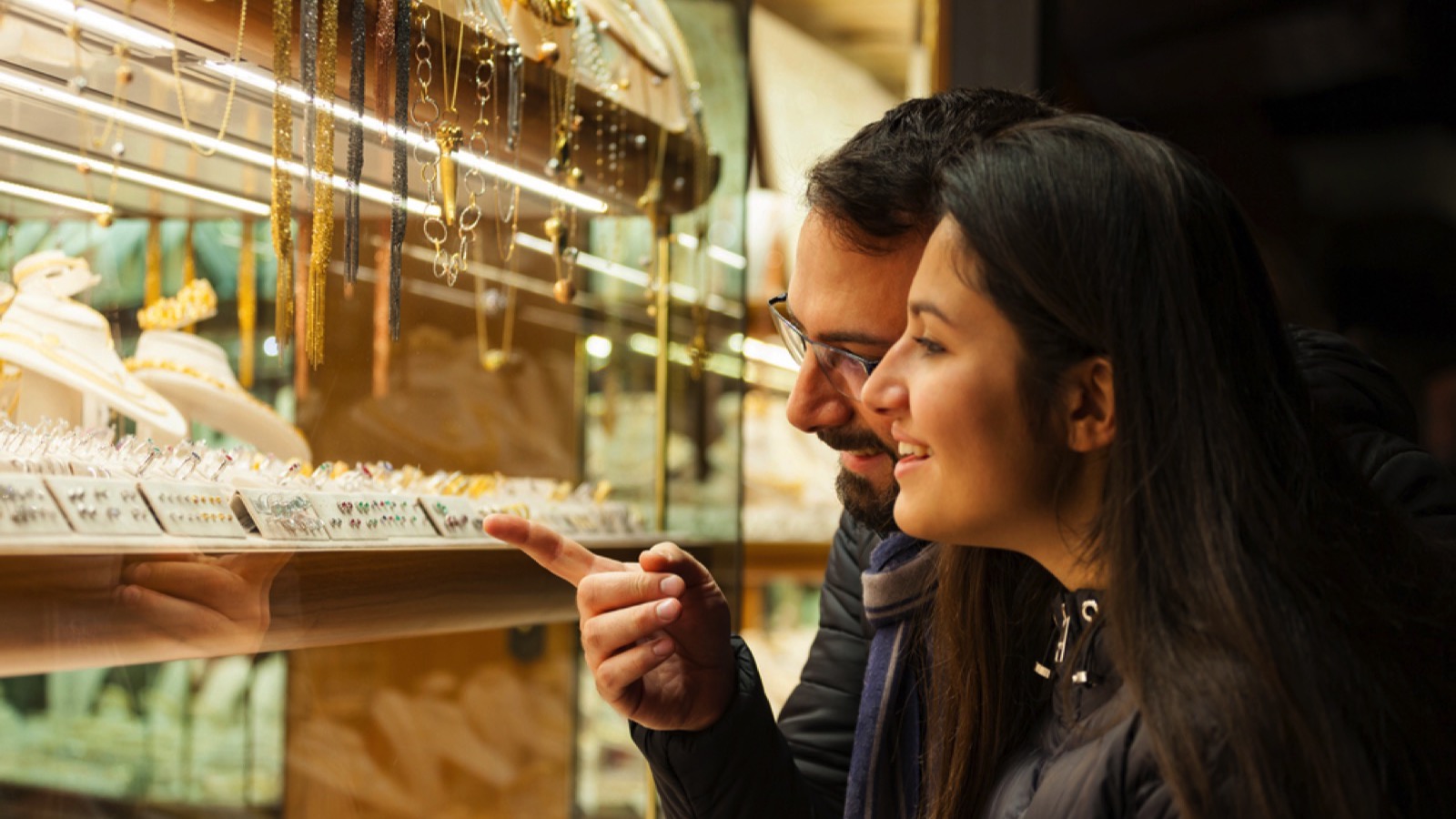 Couples chosing wedding ring