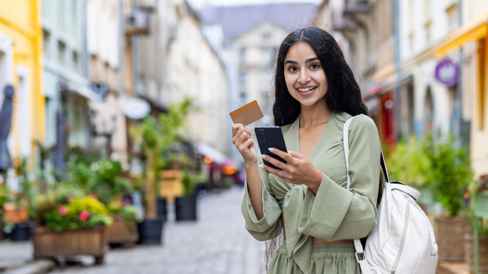 woman hollding a credit card