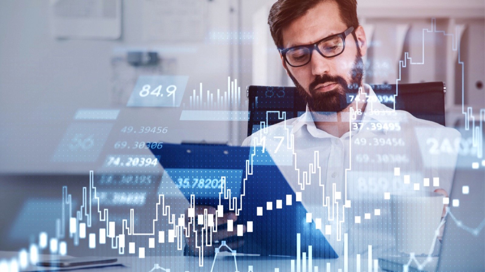 Man analayzing stocks