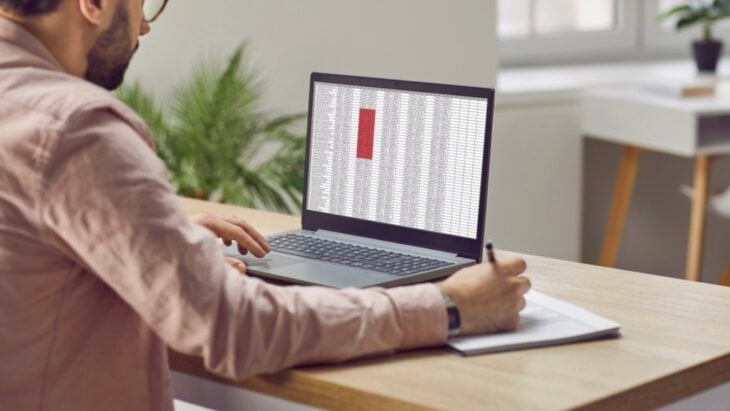 Man using app for budgeting