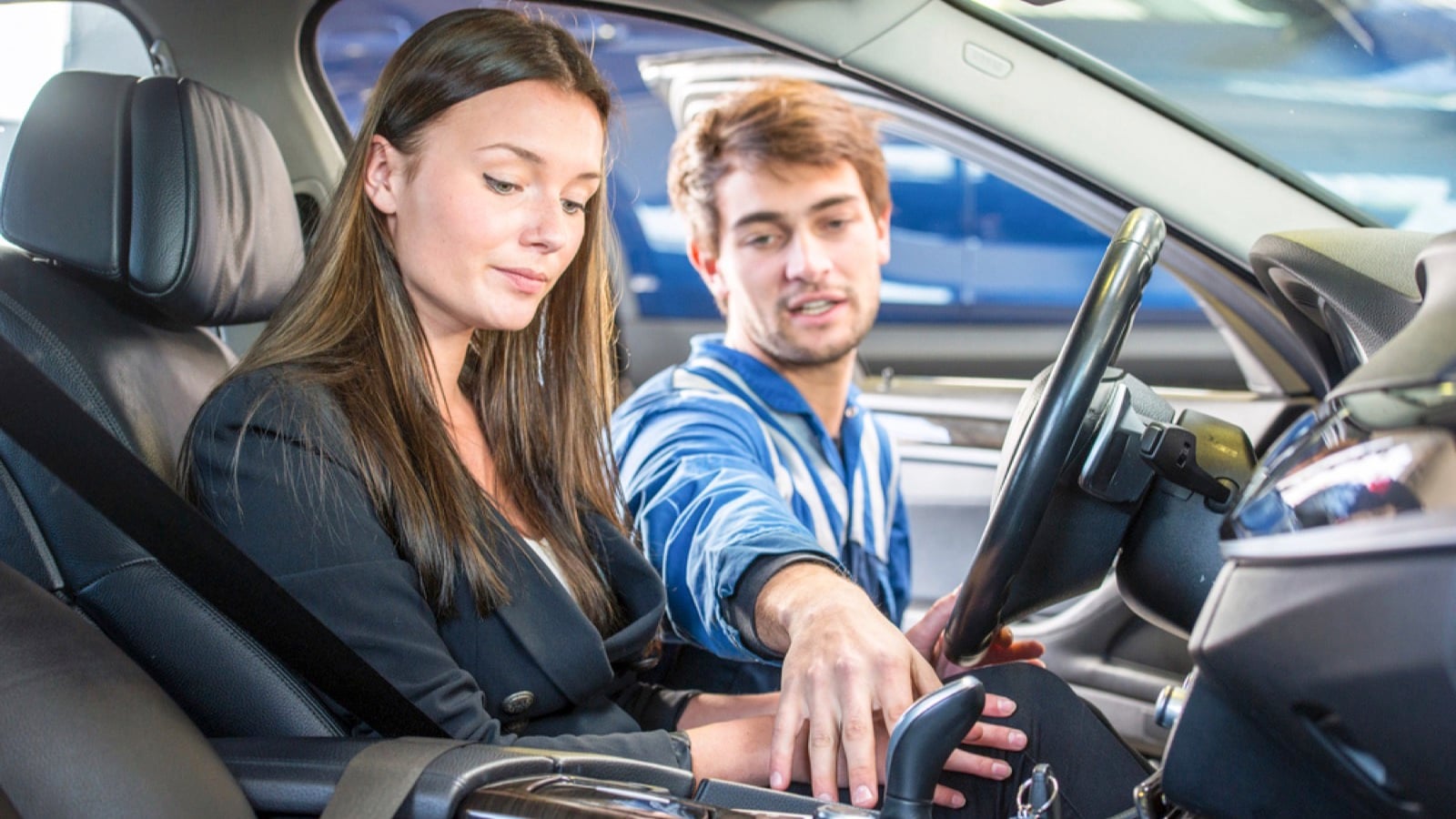 Mechanic demonstrating about car