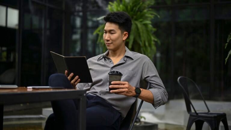 Entreprenur reading book