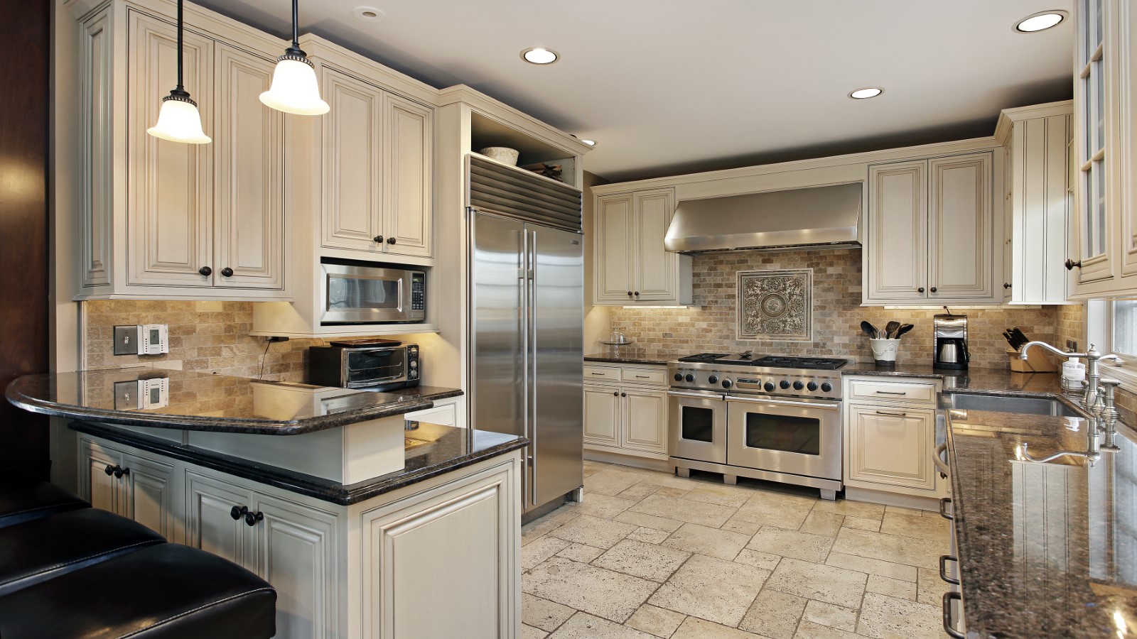 Upscale,Kitchen,In,Luxury,Home,With,Breakfast,Bar