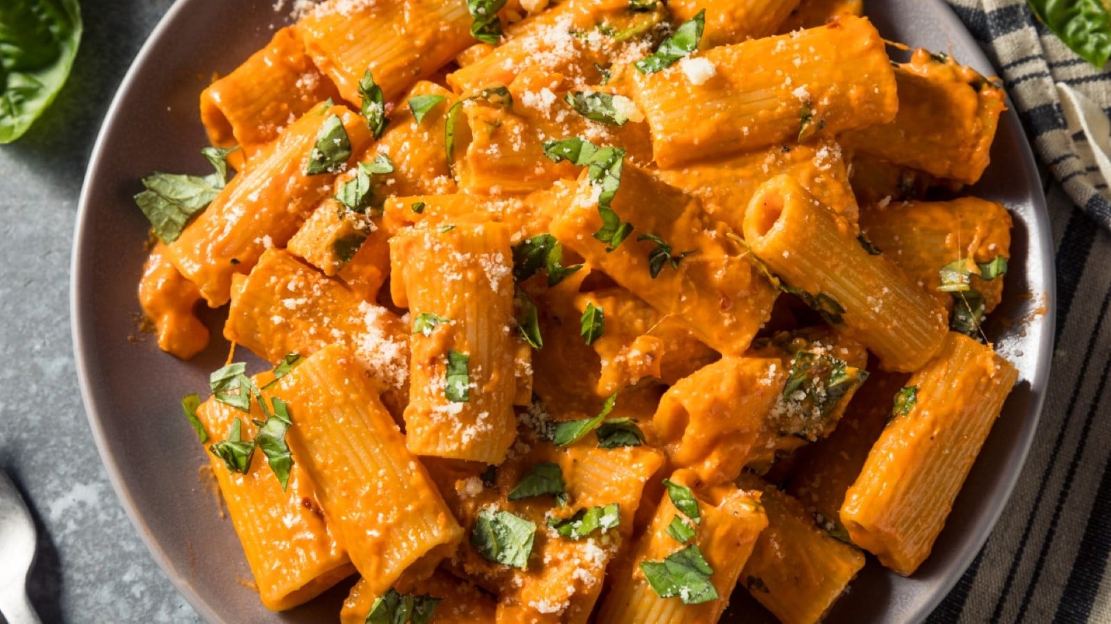 Healthy,Homemade,Vodka,Rigatoni,Pasta,With,Cheese,And,Basil