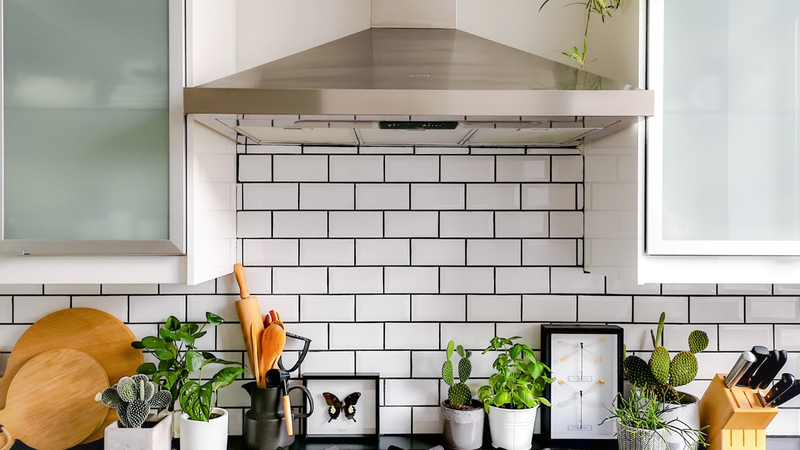 Black,And,White,Subway,Tiled,Kitchen,With,Numerous,Plants
