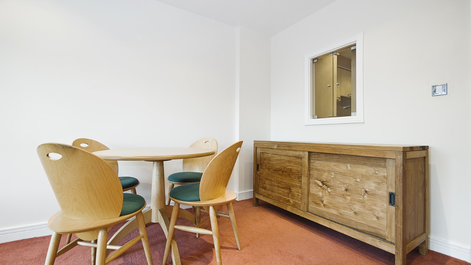 Classic,Dining,Area,Within,Living,Room,With,Vintage,Furniture