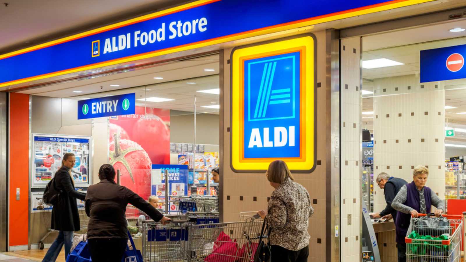 People at the entrance of ALDI Grocery store.